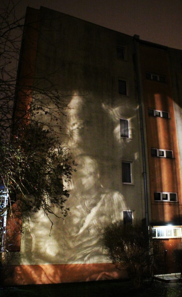 Obraz w przestrzeni, mapping przy użyciu epidiaskopu. Autor: Wojciech Stachura