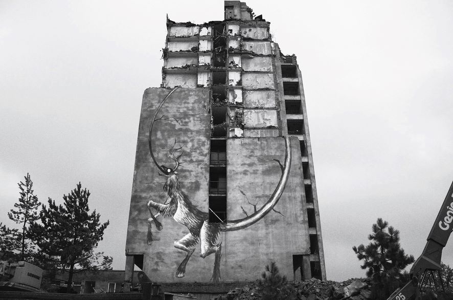 Bez tytułu z serii ''Uroboros'' Zdjęcie z elementem wklejonego rysunku w formie murala. 2024 autor Wojciech Stachura