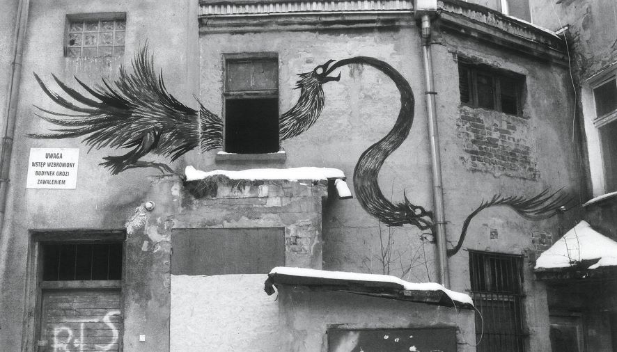 Bez tytułu z serii ''Uroboros'' Zdjęcie z elementem wklejonego rysunku w formie murala. 2024 autor Wojciech Stachura